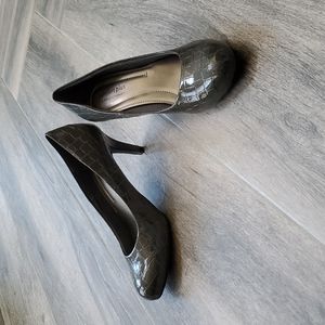 Shiny faux reptile pattern pumps